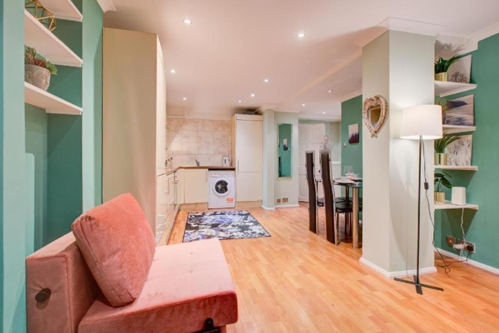 Park Lane Beautiful Family Apartament Londra