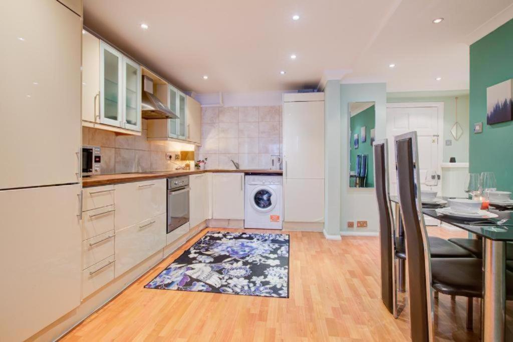 Park Lane Beautiful Family Apartament Londra
